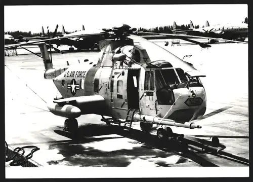 Fotografie Hubschrauber Sikorsky CH-3 der USAF auf Flugfeld, U-Bootjagd-Hubschrauber, Kennung 3296