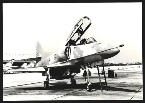 Fotografie Flugzeug Douglas A-4 Skyhawk der NAS auf dem Fliegerhorst von Key West, Jagdbomber