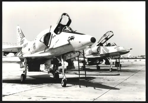 Fotografie Flugzeug Douglas A-4 Skyhawk der US-Navy auf dem Fliegerhorst in Key West, Jagdbomber, Kennung 2067