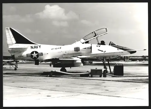 Fotografie Flugzeug Douglas A-4 Skyhawk der US-Navy der Staffel VF-101 auf Flugfeld, Jagdbomber, Kennung 153502