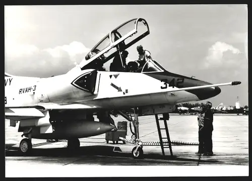 Fotografie Flugzeug Douglas A-4 Skyhawk der US-Navy der Staffel RVAH-3 auf dem Flugfeld, Jagdbomber, Kennung 342