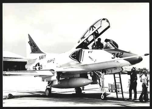 Fotografie Flugzeug Douglas A-4 Skyhawk der US-Navy der Staffel RVAH-3 auf dem Flugfeld, Jagdbomber, Kennung 4614