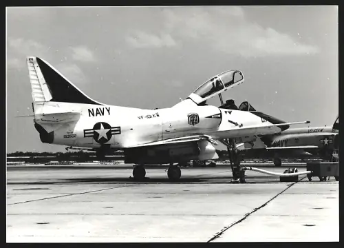 Fotografie Flugzeug Douglas A-4 Skyhawk der US-Navy der Staffel VF-101 auf Flugfeld, Jagdbomber, Kennung 153502