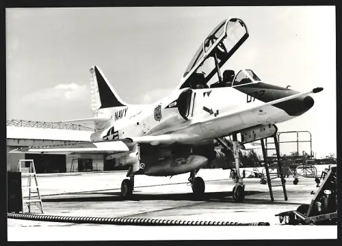 Fotografie Flugzeug Douglas A-4 Skyhawk der US-Navy der Staffel VF-101 auf Flugfeld in Key West, Kennung 153502