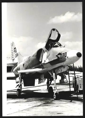 Fotografie Flugzeug Douglas A-4 Skyhawk der US-Navy auf Flugfeld in Key West, Jagdbomber, Kennung 1064