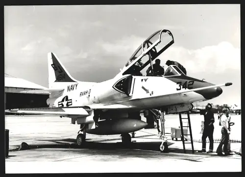 Fotografie Flugzeug Douglas A-4 Skyhawk der US-Navy der Staffel RVAH-3 auf dem Flugfeld, Kennung 4614