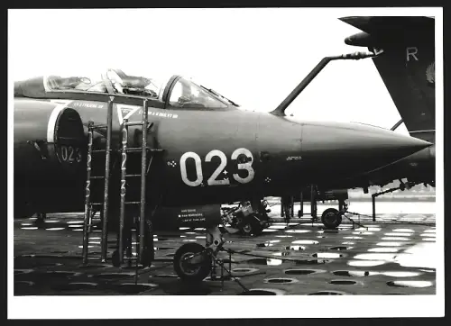 Fotografie Flugzeug Blackburn Buccaneer auf Deck von Flugzeugträger, Kampfflugzeug, Kennung 023