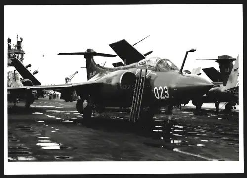 Fotografie Flugzeug Blackburn Buccaneer auf Deck von Flugzeugträger, Kampfflugzeug, Kennung 023