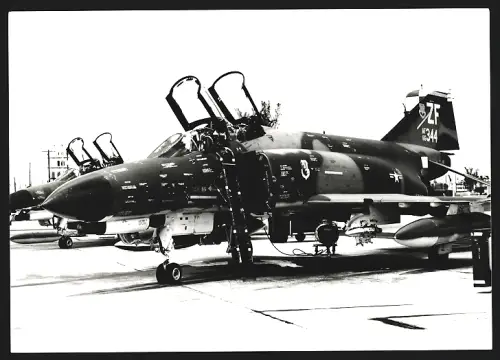 Fotografie Flugzeug Douglas F-4 Phantom auf Flugfeld, Kampfflugzeug, Kennung 66344