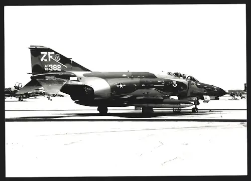 Fotografie Flugzeug Douglas F-4 Phantom auf Flugfeld, Kampfflugzeug, Kennung 66382