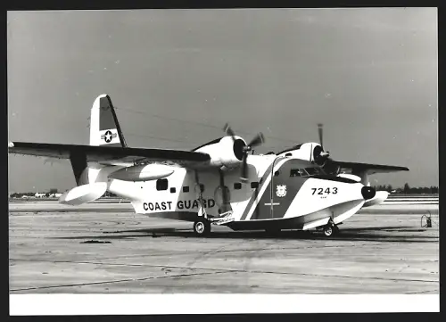 Fotografie Flugzeug Grumman HU-16 der Coast Guard auf Flugfeld, Kennung 7243, Amphibien-Flugzeug