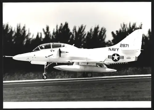 Fotografie Flugzeug Douglas A-4 Skyhawk der US-Navy bei der Landung, Kennung 2871