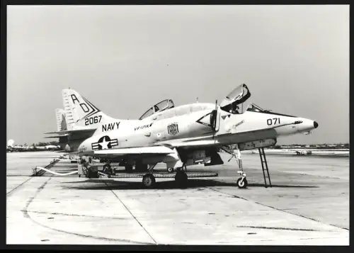 Fotografie Flugzeug Douglas A-4 Skyhawk der US-Navy, Staffel VF-171, auf Fliegerhorst Key West, Kennung 2067