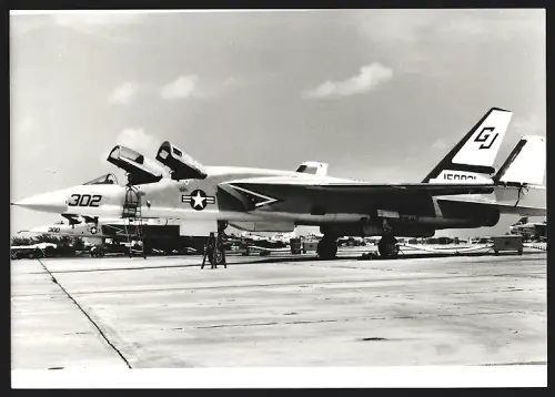 Fotografie Flugzeug North American RA-5 Vigilante der USAF auf Flugfeld, Kennung 150831
