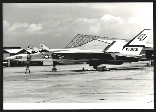 Fotografie Flugzeug North American RA-5 Vigilante der USAF auf Flugfeld, Kennung 150831