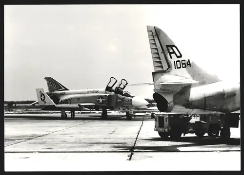 Fotografie Flugzeug Douglas F-4 Phantom der US-Navy, Staffel Grim Reapers auf dem Flugfeld in Key West