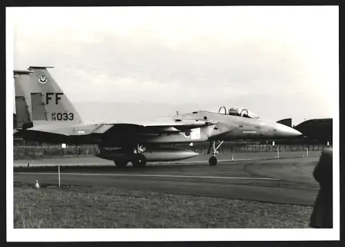 Fotografie Flugzeug Douglas F-15 Eagle auf Flugfeld, Kampfflugzeug, Kennung 76033