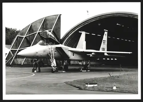 Fotografie Flugzeug Douglas F-15 Eagle vor Flugzeughangar, Kampfflugzeug, Kennung 76059