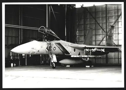 Fotografie Flugzeug Douglas F-15 Eagle im Flugzeughangar, Kampfflugzeug, Kennung 750024
