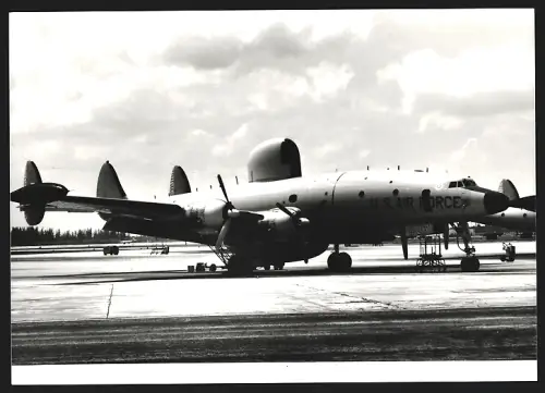 Fotografie Flugzeug Lockheed Constellation der USAF auf Flugfeld, Luftraumüberwachungsflugzeug mit Radar-Kuppel