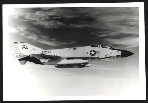 Fotografie Flugzeug Douglas F-4 Phantom der US-Navy, Staffel Grim Reapers aus Key West im Fluge, Kennung 3858