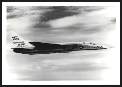 Fotografie Flugzeug North American A-5 vom Flugzeugträger USS Constellation im Fluge, Kennung 156621