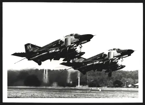 Fotografie Flugzeug Douglas F-4 Phantom nach dem Start, Jagd- und Kampfflugzeug