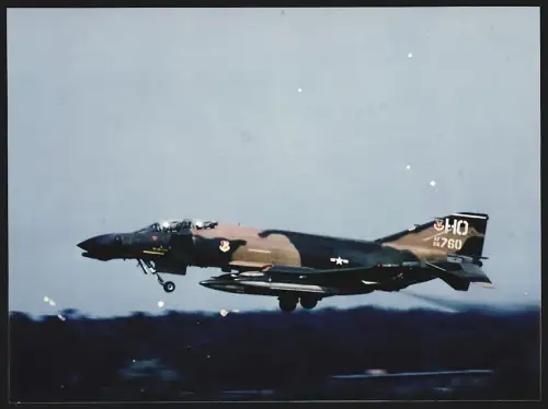 Fotografie Flugzeug Douglas F-4 Phantom der USAF nach dem Start, Kampfflugzeug, Kennung 68760