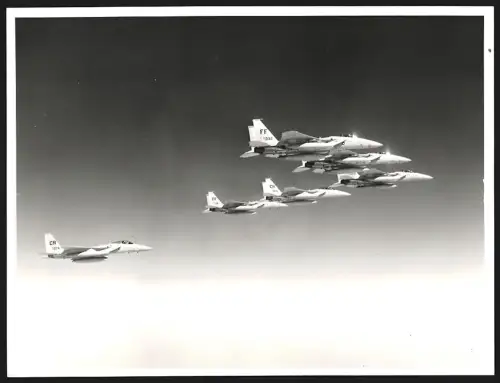 Fotografie Flugzeug Douglas F-15 Eagle der USAF im Formationsflug, Kampfflugzeug