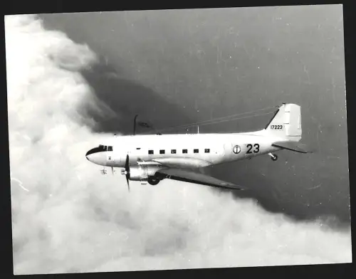 Fotografie Flugzeug Douglas DC-3 im Fluge, Transportflugzeug, Kennung 17223