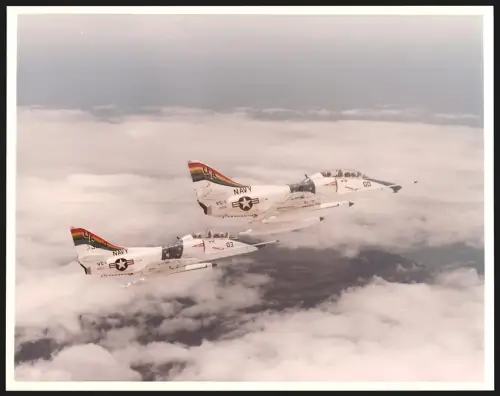 Fotografie Flugzeug Douglas A-4 Skyhawk der US-Navy der Staffel VC-1 im Formationsflug, Kampfflugzeug