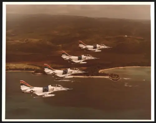 Fotografie Flugzeug Douglas A-4 Skyhawk der US-Navy der Staffel VC-1 im Formationsflug, Kampfflugzeug, 1978