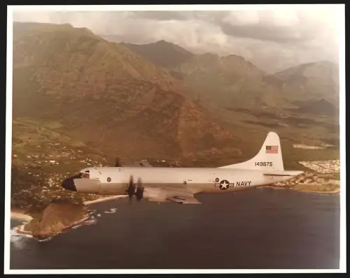 Fotografie Flugzeug Lockheed P-3 Orion der US-Navy im Fluge über der Küste, Seeaufklärungsflugzeug, Kennung 149675