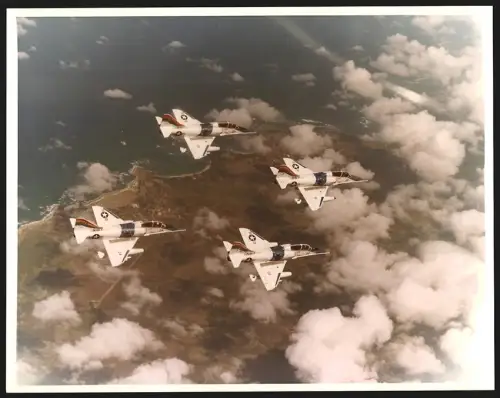 Fotografie Flugzeug Douglas A-4 Skyhawk der US-Navy der Staffel VC-1 im Formationsflug, Kampfflugzeug