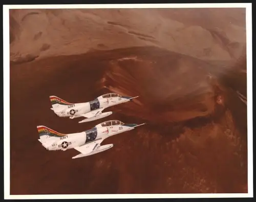 Fotografie Flugzeug Douglas A-4 Skyhawk der US-Navy der Staffel VC-1 im Formationsflug über einem Vulkan, Kampfflugzeug