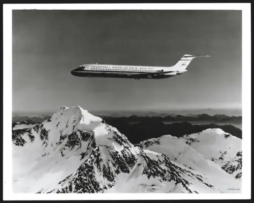 Fotografie Flugzeug McDonnel Douglas DC-9 Series 50 im Fluge über Gebirge, Passagierflugzeug, 1974