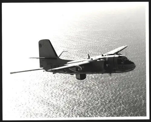 Fotografie Flugzeug Grumman S2- Tracker der US-Navy im Fluge über See, Seeaufklärungs- und U-Bootjagdflugzeug, 153598