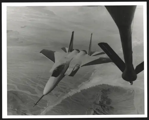 Fotografie Flugzeug Douglas F-15 Eagle der USAF im Formationsflug hinter Tankflugzeug