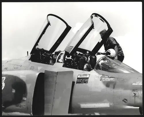Fotografie Flugzeug Douglas F-4 Phantom auf Flugfeld, Detailaufnahme Cockpit mit Pilot