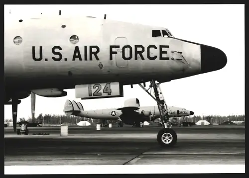 Fotografie Flugzeug Lockheed Constellation der USAF auf Flugfeld, Transportflugzeug