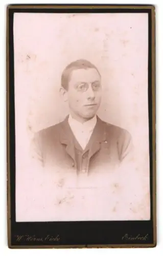 Fotografie W. Herm. Eicke, Einbeck, Neue Markt 5, Porträt des Studenten F. Hammerstein, 1892