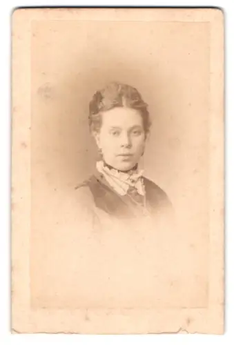 Fotografie Anders-Paltzow, Halle a. S., Porträt der Frau Johanna Sebastian, geb. Trummer