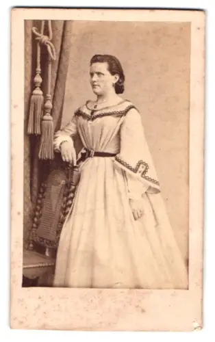 Fotografie Robert Hummel, Cöthen, Leopoldstrasse 6b, Portrait der Frau Pauline Thomas