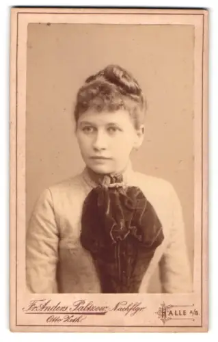 Fotografie Fr. Anders Paltzow, Halle a. S., gr. Ulrichstr. 35, Porträt der jungen Frau Lina