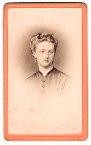 Fotografie C. Höpfner, Halle a. S., Alter Markt 1, Porträt der jungen Frau Pauline Finger, verheiratet m. Kaufmann Grobe