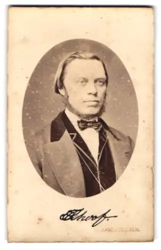 Fotografie L. Haase & Co., Berlin, Friedrichstrasse 175, Porträt eines Mannes im Anzug