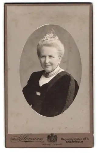 Fotografie Atelier Florman, Stockholm, Regeringsgatan 28A, Porträt einer älteren Dame, 1911
