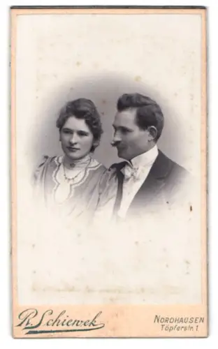 Fotografie R. Schiewek, Nordhausen, Töpferstr. 1, Paar in feiner Garderobe, dabei Fräulein Minna Roth, Nordhausen 1900