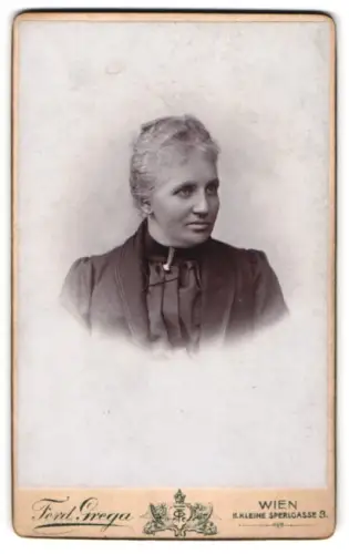 Fotografie Ferd. Grega, Wien, Kleine Sperlgasse 3, Porträt der Frau Johann Baumann