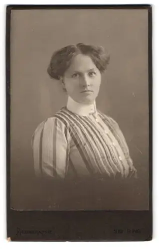 Fotografie Sig. Bing, Wien, Goldschmiedgasse 4, Porträt einer jungen Frau, 1912